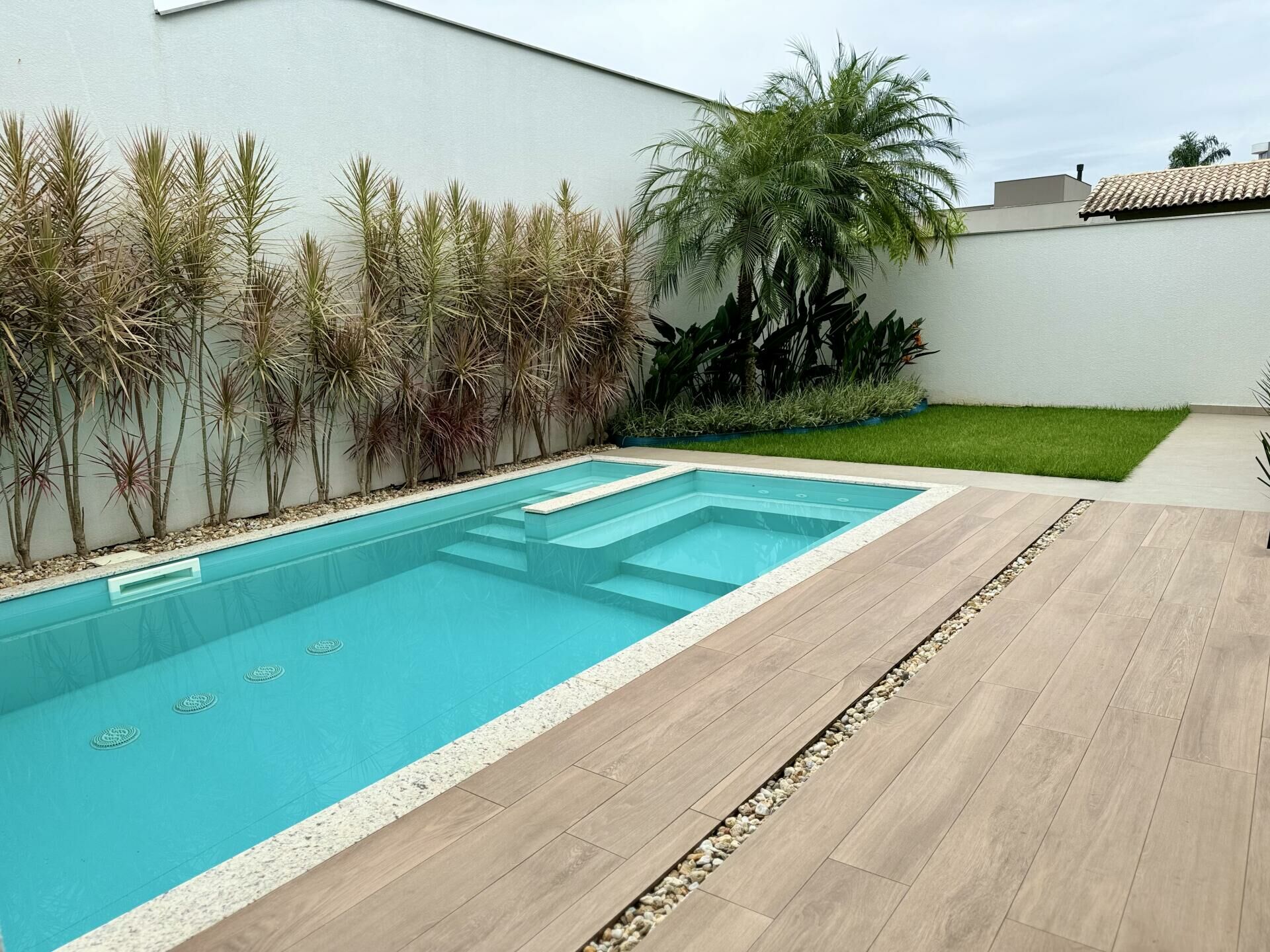 Imagem do Casa nova com 03 suítes e piscina no Champagnat no bairro Amizade